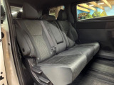 後部座席も気になるようなキズ・汚れやへたり等、大きなダメージはなく、良好な状態です。