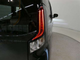 LEDテールライトです。省電力、高輝度のLEDは明るく照らすので夜間運転時の視認性を高めます。スタイリッシュな見た目で細かいところもこだわりたいあなたに!