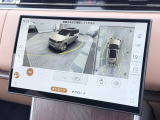 【3Dサラウンドカメラ】周囲の安全確認をアシストする機能です。3D車外ビュー、360&deg;オーバーヘッドビューを 利用して、狭いスペースでも安心、スムーズに運転操作ができます。