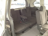 3列目シートもゆったりスペース!また、簡単に両サイドに跳ね上げて収納する事ができますよ!