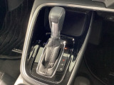 ハンドル周りがすっきりするフロアシフト。ハンドル操作に集中しやすいので、事故の防止にも役立ちます。