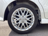 純正アルミホイールです。足元が引き立つので、車全体のイメージがアップしますよ!
