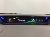 中央にデジタル表示のスピードメーターを配したハイブリット専用メーターになっています。左側のインフォメーション画面で燃費などの情報を確認できます。