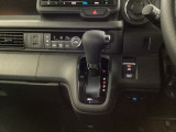 シフトはインパネシフト、パーキングブレーキは電子制御となっています。