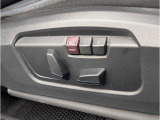 運転席メモリー付きフロント電動シート装備。