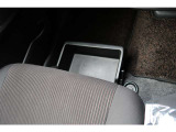 助手席シート下にはアンダーボックス装備です。