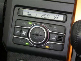 【オートエアコン】車内温度を感知して自動で温度調整をしてくれるのでいつでも快適な車内空間を創り上げます!どの席に座っても快適なドライブが楽しめます♪