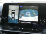 空の上から見下ろすように車の全周囲が表示されるアラウンドビューモニター☆駐車が得意になるとお出掛けも楽しくなります♪