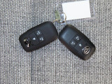 電子キーをポケットやカバンに入れているだけで、ドアの開錠・施錠が行えます。荷物を抱えていてもラクラク開閉です。エンジン始動も行えます。
