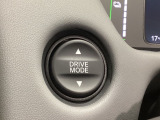 ハンドルの左奥にノーマル、スポーツ、エコなど、シーンに合わせて3つの異なる加速感を楽しめるドライブモードスイッチがついています。選択しているモードはマルチインフォメーションディスプレイに表示されます。