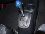ゲート式の【シフトレバーです】ボタンを押さずにシフトチェンジが出来て、慣れると操作も簡単です。