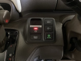セレクトレバーの右に電子制御パーキングブレーキがあります。スイッチひとつで、停車した地点の傾斜などをシステムが検知・判断してブレーキ力を自動的に最適制御し、しっかり停車できるパーキングシステムです。