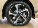 スポーティーでデザイン的にもおしゃれなアルミホイール装備しております。
