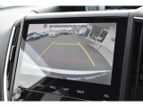 リヤカメラ付きなので、シフトレバーをリバースにすると連動してカメラ映像に切り替わります。