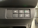ハンドルの右側にHondaセンシング用のメインスイッチとパワーテールゲートスイッチがついています。パワーテールゲートスイッチは車内からでもテールゲートの開け閉めを電動でできます。