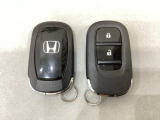 スマートキーを装備しています。鍵を差し込むことなくドアロックの開け閉めと、スタートボタン操作でのエンジンスタートができます。スペアキーも同じものを用意しております。