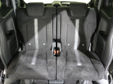 後部座席もゆったり座れます。