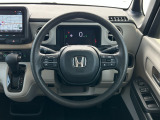 ステアリングにはオーディオ操作とホンダセンシングのボタンがついております。指先で操作できるので視線移動少なく安全に操作頂けます。
