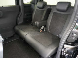 ◆ゆったり座れる大型で上質なシート。ゆとりのサイズと十分な厚みで豊かな座り心地を生み、ロングドライブでも疲れにくいシートです。