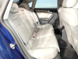 ●後部座席も気になるようなキズ・汚れやへたり等、大きなダメージはなく、良好な状態です。