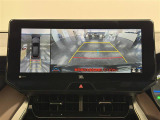 【パノラミックビューモニター】自車周辺をぐるりと俯瞰できるカメラで危険を察知。上空からの映像で自動車や障害物の位置が詳細に確認できるので、狭い駐車場でも安心して駐車できますね。