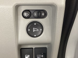 ハンドルの右側に電動格納付きパワーミラーの操作スイッチがついています。左右のサイドミラーの角度調節も微調整ができて便利です。