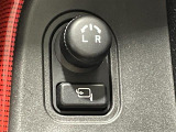 【電動格納ミラー】運転席のスイッチで、ドアミラーの開閉や角度の調整ができます。