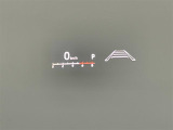 【ヘッドアップディスプレイ(HUD)】フロントウインドウガラスに走行情報を投影します。運転中の目線と重なるように表示されるので、少ない視線移動で速度が確認できるので、 ドライビングに集中できます!
