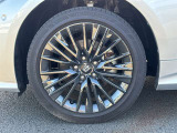 【純正ホイール】純正設計ならではの美しいデザインと精密な仕上げで、車両全体のスタイリングを引き立てます。