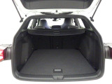 充分な容量を確保したトランクルームは、後席を倒せばさらに大きな荷物も収納可能です。