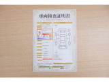 【車両検査証明書】店頭にて、クルマの状態が一目で分かる査証明書を公開中。トヨタ認定検査員が厳しく検査し、状態を点数と図解で表示しています。修復歴はもちろん、傷やヘコミの箇所や程度がご確認いただけます。