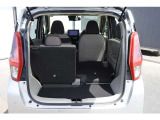 リヤシートは5:5分割シートを採用しております。お荷物がある時、片方ずつ倒せますので、とても便利です。