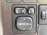 【電動格納ミラー】サイドミラーは電動格納式となっており、狭い駐車場でもキズがつくリスクを抑えられます。