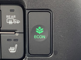 ECONスイッチを押すと・・・運転の仕方によるロスを抑え込み、燃費をよくするようクルマが頑張ります!他にも、エアコンの風量を抑えて、エンジン負担を軽減したりと幅広く活躍します!