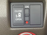 左側電動スライドドアは運転席からでも操作ができるように、ハンドル付近に開閉の操作スイッチが付いています。