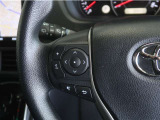 ステアリングスイッチ付き。前方から目を離すことなく操作することが可能です。