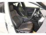 【運転席】ブラック&ブラウン基調のインテリアにハーフレザーシート(合皮/ファブリック※メーカー基準)。シートリフターで座面の高さを調整可能です。シートヒーター・フロアマット付です。