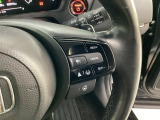 ハンドルにHondaセンシング系のクルーズコントロールやレーンキープアシストなどの操作スイッチが装備されています。ハンドルから手を離さず安全に操作できます。