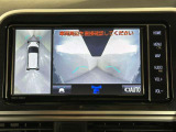上からの視点で狭い駐車場への駐車に役立つ、アラウンドビューモニター対応純正ナビ装備。