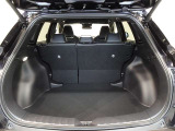 5人乗車時でも十分なスペースのトランクルームです。