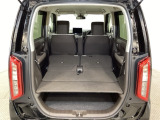 リアシートの背もたれを倒してさらに広々としたトランクスペースになります。段差も少なく荷物の出し入れもしやすくなっています。