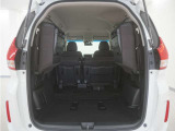 3列目シートと2列目シートを収納することで、大変広いラゲッジスペースとなります。大きな荷物を積んだりと様々な用途にご利用いただけます。