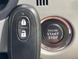 【キーレススタートシステム】カバンやポケットに入れたままでもドアの施錠・解錠が可能なスマートキーを装備。エンジンのオン・オフ時もカギを取り出す必要が無いからとっても便利です♪