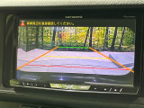 【バックカメラ】駐車時に後方がリアルタイム映像で確認できます。大型商業施設や立体駐車場での駐車時や、夜間のバック時に大活躍!運転スキルに関わらず、今や必須となった装備のひとつです!