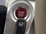 【Hondaスマートキー】カバンやポケットに入れたままでもドアの施錠・解錠が可能なスマートキーを装備。エンジンのオン・オフ時もカギを取り出す必要が無いからとっても便利です♪