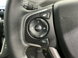 ステアリングにオーディオ操作スイッチが付いています。オーディオ画面に直接タッチしなくても操作が出来ますので、運転に集中できます。