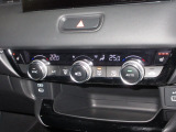 エアコンはオートエアコンでお好みの温度調整が出来、オールシーズン快適にドライブできます!さらに、運転席&助手席シートヒーターが付いてます。3段階に温度設定が可能です。