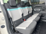 ●後部座席も気になるようなキズ・汚れやへたり等、大きなダメージはなく、良好な状態です。