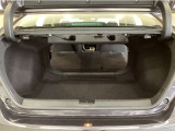 【トランクルーム】ハイブリッド車でも大容量のトランクルーム!さらに、後席を前方に倒せば、長尺物の収納可能です。左右別々で倒せる2分割式となっておりますので、とても便利です♪