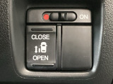 【片側パワースライドドア】片側がパワースライドドアになっており、運転席のスイッチやスマートキーでも開閉が可能です!開口部も広いので乗り降りも楽々♪